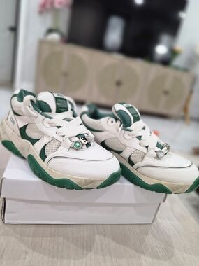 Authentic Axel Arigato Marathon Neo Runner sneakers in a white and dark green.